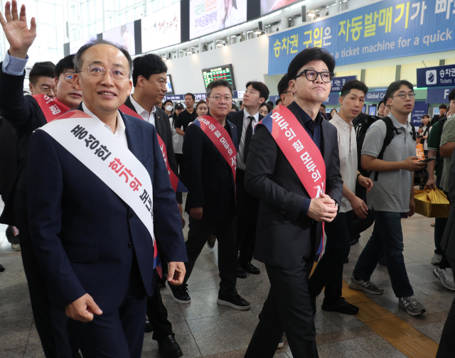 13일 오전 서울역 KTX 대합실에서 한동훈 국민의힘 대표와 추경호 원내대표 등 지도부가 추석 귀성 인사를 하고 있다. 연합뉴스