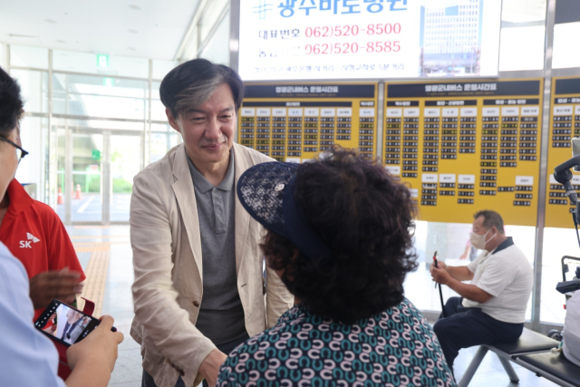 조국 조국혁신당 대표가 14일 영광종합버스터미널을 찾아 인근 상인들과 인사하고 있다. 사진제공=조국혁신당