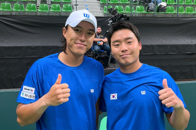 폴란드와의 2024 데이비스컵 월드그룹 1경기 복식 경기서 승리를 거둔 남지성(왼쪽)과 정윤성. 사진 제공=대한테니스협회