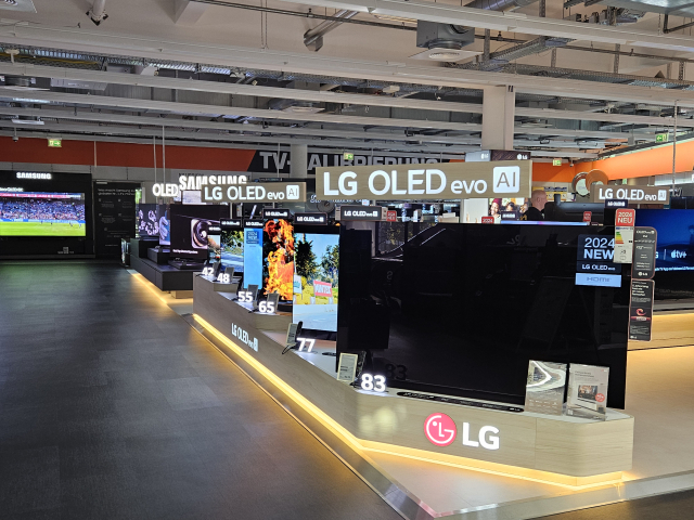 독일 베를린 소재 자툰 매장의 2층에 전시된 국내 기업들의 유기발광다이오드(OLED) TV. LG전자 제품이 가장 전면에 배치됐다.허진 기자