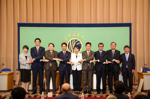 일본 자민당 총재 선거 후보자들이 지난 14일 일본 기자클럽 주최 공개 토론회에 참석해 기념촬영을 하고 있다. 다카이치 사나에(왼쪽부터, 직함 생략), 고바야시 다카유키, 하야시 요시마사, 고이즈미 신지로, 가미카와 요코, 가토 가쓰노부, 고노 다로, 이시바 시게루, 모테기 도시미쓰./로이터연합뉴스