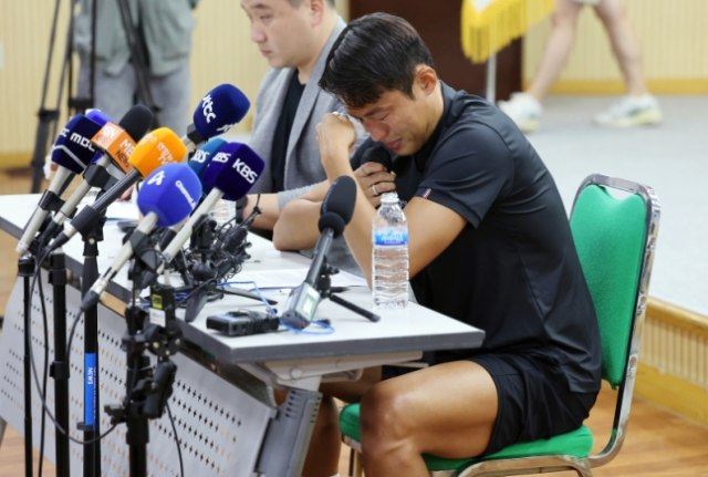 축구 국가대표 출신 손준호(수원FC)가 11일 오후 경기도 수원시 장안구 수원시체육회관에서 중국축구협회 영구 제명 징계 관련 기자회견을 하며 눈물을 흘리고 있다. 연합뉴스