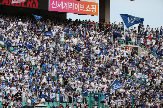 프로야구가 사상 첫 천만 관중을 달성한 15일 오후 인천 SSG랜더스필드에서 열린 프로야구 '2024 신한 SOL 뱅크 KBO리그' SSG 랜더스와 삼성 라이온즈의 경기를 찾은 야구팬들이 응원을 펼치고 있다. 뉴스1