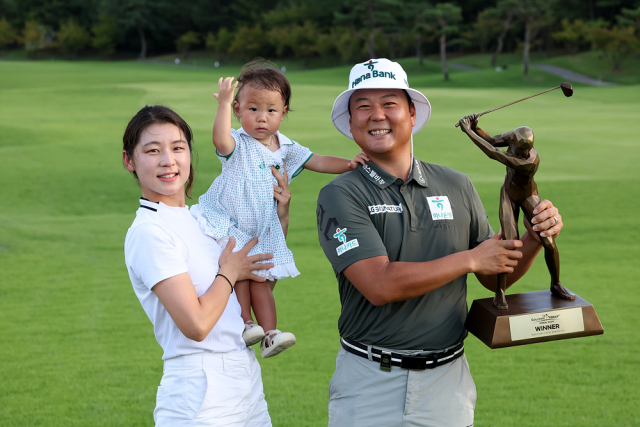 함정우가 우승 후 가족과 트로피를 들고 세레머리를 하고 있다. 사진 제공=KPGA