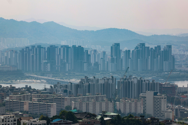 서울 남산에서 바라본 서초구 일대 아파트 전경. /연합뉴스