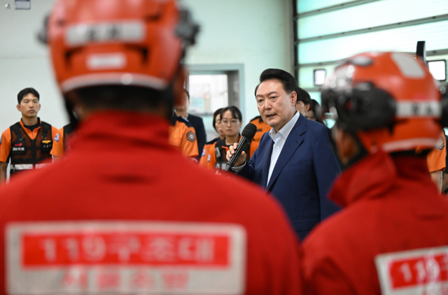 윤석열 대통령이 추석 연휴인 15일 서울 강서소방서를 방문해 근무 중인 소방관들을 격려하고 있다. 연합뉴스