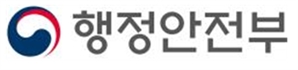 [속보]군산 앞바다서 35톤급 어선 전복…해경 "8명 전원 구조"