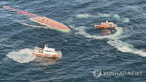 군산 인근 해상에서 전복된 어선…구조 선원 8명 중 3명 사망