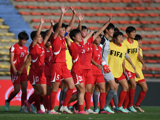 북한 여자축구 U20 대표팀이 16일 브라질을 꺾고 4강 진출에 성공한 뒤 기뻐하고 있다. AFP연합뉴스