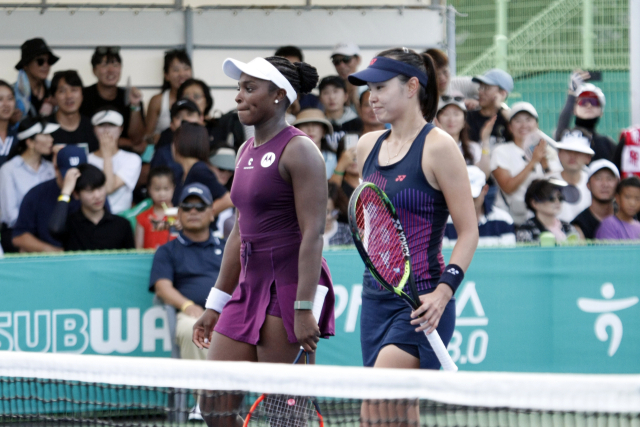 장수정(오른쪽)이 여자프로테니스(WTA) 투어 하나은행 코리아오픈 복식 2회전에 올랐다. 연합뉴스