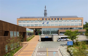 "아파트 난간에 사람 앉아있어"…'투신 소동' 벌인 20대 남성 구조대와 1시간 대치