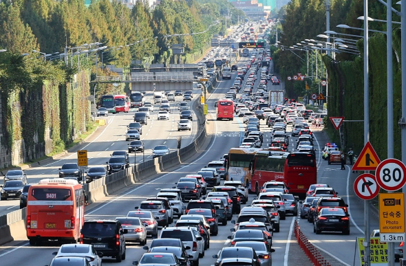 서울 오는 길, 벌써 막히고 있다…부산→서울 6시간 30분