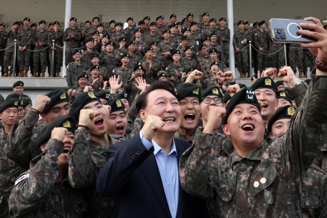 추석 최전방 부대 찾은 尹 '군복이 자랑스럽게 최선 다해 지원'