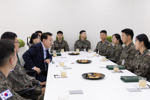 추석 최전방 부대 찾은 尹 '군복이 자랑스럽게 최선 다해 지원'