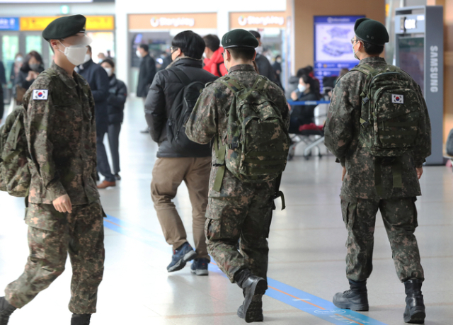 [단독] 나라사랑카드 발급량 6년새 30만매 급감…입대 軍장병 감소 여파[이현호 기자의 밀리터리!톡]