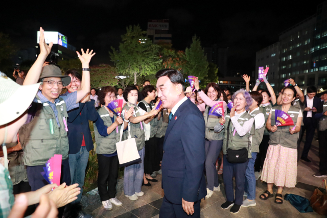 9일 오후 울산시청 마당에서 열린 2028 울산국제정원박람회 유치 환영식에서 김두겸 울산시장이 시민들과 인사를 나누면서 박람회 유치 성과를 알리고 함께 기쁨을 나누고 있다. 연합뉴스