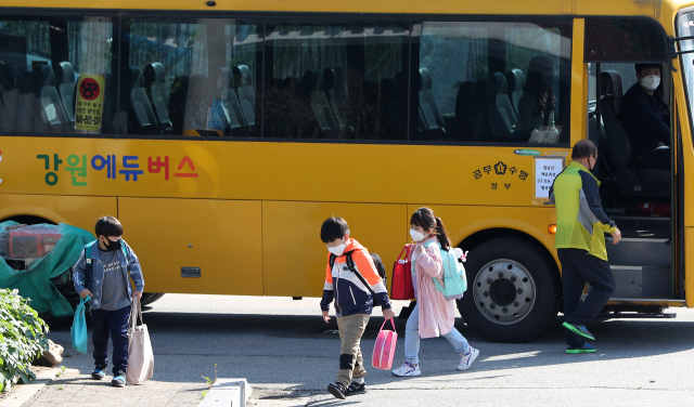 2020년 강원 춘천시 금병초등학교에서 학생들이 통학버스에서 내려 등교하고 있다. 연합뉴스