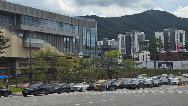 17일 오전 경기도 의왕시 소재의 롯데프리미엄아웃렛 타임빌라스 앞에 자동차들이 줄서있는 모습. 채민석 기자