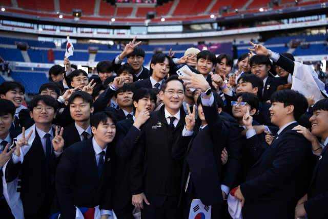 이재용(가운데) 삼성전자 회장이 15일(현지 시간) 프랑스 리옹 소재 그루파마스타디움에서 열린 ‘2024 리옹 국제기능올림픽’ 폐회식에 참석해 국가대표 선수단과 기념 촬영을 하고 있다. 사진 제공=삼성전자