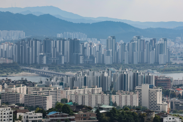 사진은 서울 남산에서 바라본 서초구 일대 아파트 모습. /연합뉴스