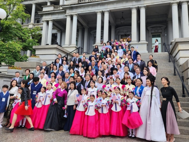 17일(현지 시간) 미국 백악관 행정동인 아이젠하워빌딩에서 사상 첫 한국 추석 축하 행사가 열린 가운데 참석자들이 기념 촬영을 하고 있다. 연합뉴스