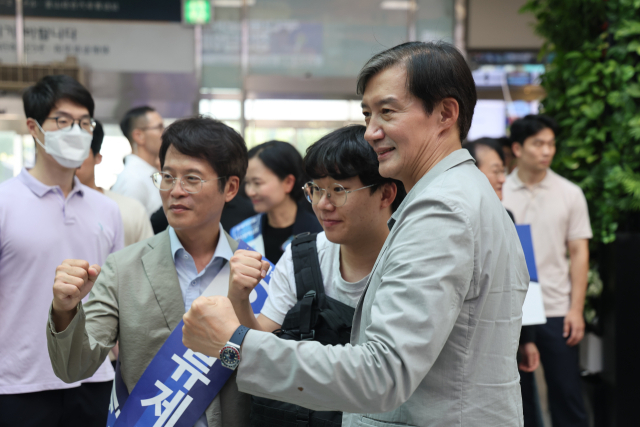 추석 연휴 반납한 조국…전남·부산 오가며 10·16 재보선 ‘사활’