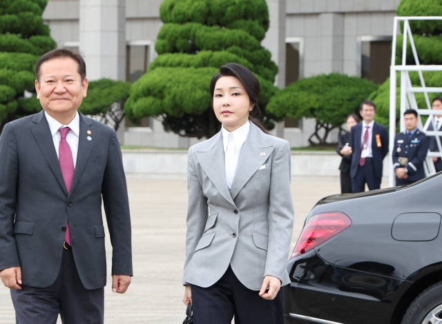 윤석열 대통령의 부인 김건희 여사가 19일 성남 서울공항에서 윤 대통령의 체코 공식 방문에 동행하며 대통령 전용기인 공군 1호기로 향하고 있다. 연합뉴스