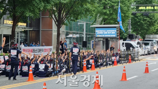 고려아연 노조가 서울 종로구 디타워 앞에서 MBK파트너스를 상대로 공개매수 반대 시위를 벌이고 있다.