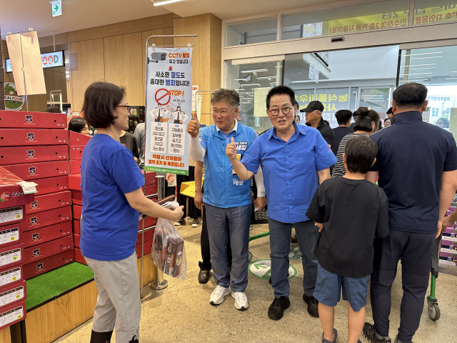 더불어민주당 박지원 의원이 지난 16일 장세일 영광군수 재선거 후보와 행사장을 찾아 민주당 지지세력 결집에 나서고 있다. 사진 제공=장세일 후보 선거사무소