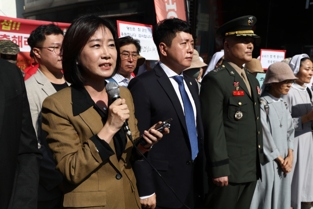 개혁신당 허은아 대표가 지난 3일 오전 해병대 채모 상병 순직사건 수사 이첩 관련 항명 및 상관명예훼손 혐의로 기소된 박정훈 전 수사단장의 공판이 열리는 서울 용산구 중앙지역군사법원 앞에서 기자회견을 갖고 있다. 연합뉴스