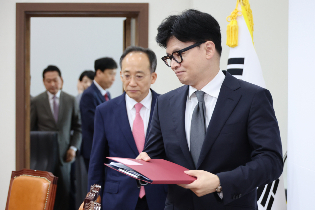 한동훈 국민의힘 대표와 추경호 원내대표가 19일 오전 서울 여의도 국회에서 열린 최고위원회의에 참석하고 있다. 2024.9.19 연합뉴스