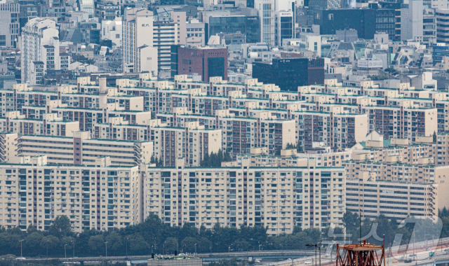 '금리 내리면 서울외곽 집값 자극…대출 규제가 변수'