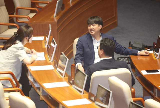 개혁신당의 이준석 의원이 19일 국회에서 열린 본회의에서 천하람·이주영 의원과 대화하고 있다. 연합뉴스