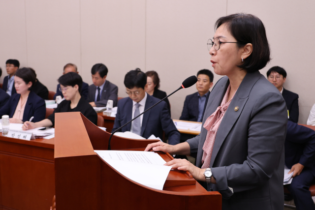 신영숙 여성가족부 차관(장관 직무대행)이 4일 오후 국회 여성가족위원회 전체회의에서 ‘딥페이크 성범죄’ 대응 현황에 대해 보고하고 있다. 연합뉴스