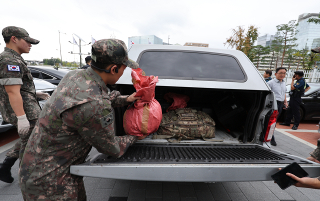 '또 오물 풍선' 정부서울청사에 떨어져…열어보니 北 쓰레기 '가득'