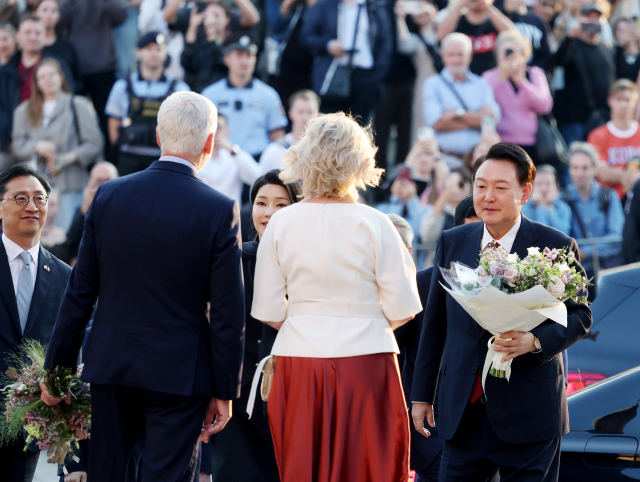 19일(현지시간) 체코 프라하성 제1광장에서 열린 공식환영식에서 윤석열 대통령과 페트르 파벨체코 대통령이 각각 체코 대통령 부인 에바 파벨 여사와 김건희 여사에게 꽃다발을 전달하고 있다. 연합뉴스