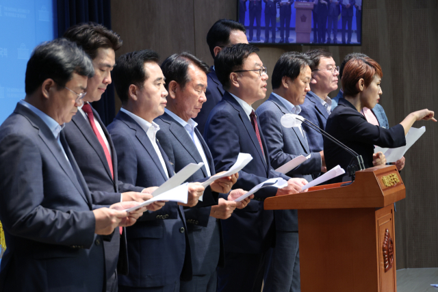 국민의힘 사무총장인 서범수 의원이 20일 오전 서울 여의도 국회 소통관에서 고려아연에 대한 사모펀드의 적대적 인수·합병(M&A) 시도에 대한 우려와 반대 입장을 밝히고 있다. 연합뉴스