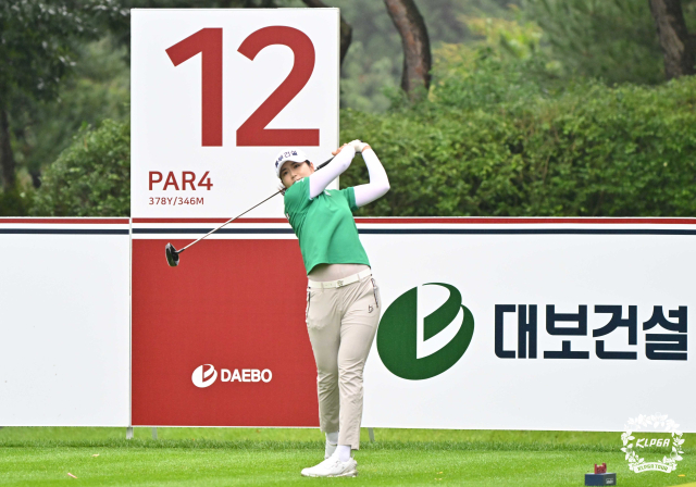 장수연이 20일 KLPGA 투어 대보 하우스디 오픈 1라운드 12번 홀에서 티샷을 하고 있다. 사진 제공=KLPGA