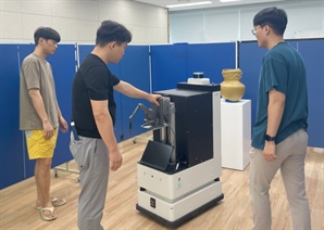 "로봇이 큐레이터" GIST, 시각장애인 위한 개인 맞춤형 전시관람 실증 서비스