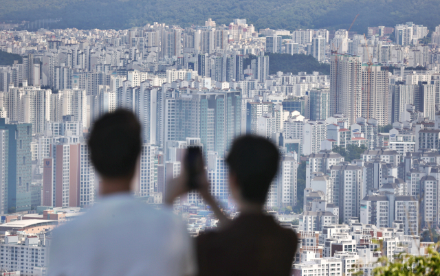 서울 남산에서 바라본 아파트 단지 모습. /연합뉴스