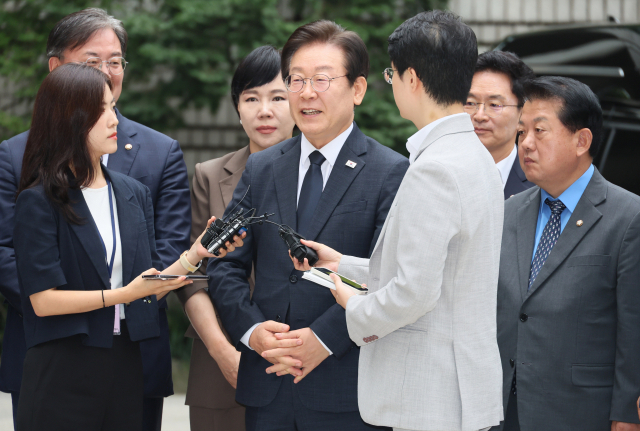 ‘김문기·백현동 의혹’관련 허위 발언 혐의로 기소된 더불어민주당 이재명 대표가 20일 서울 서초구 서울중앙지법에서 열리는 공직선거법 위반 1심 결심 공판에 출석하며 취재진 질문에 답하고 있다. 연합뉴스