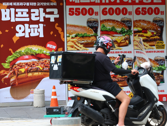 원가 내렸지만 배달료 뛰어…치킨·떡볶이 물가 5% 상승