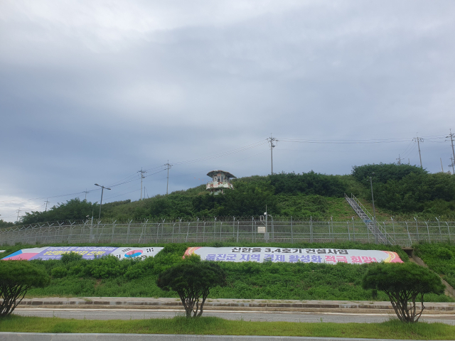 한국수력원자력 한울본부 남문 인근에 펼쳐진 신한울 3·4호기 건설사업을 통한 울진군 지역 경제 활성화를 적극 희망한다는 내용의 현수막이 걸려 있다. 유현욱 기자