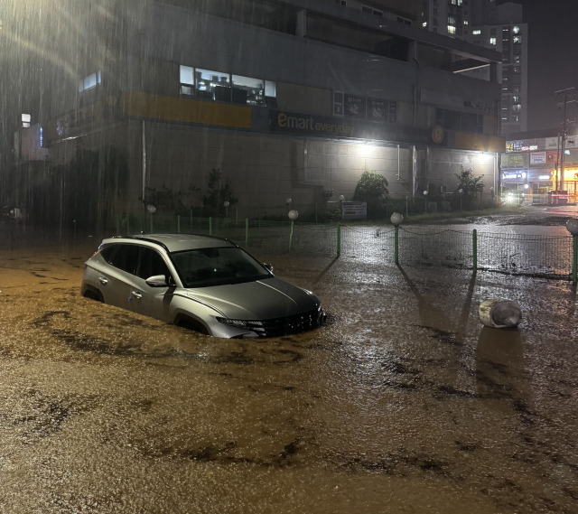 선선한 '진짜 가을' 올까…주민 1500명 대피 역대급 '가을 폭우'