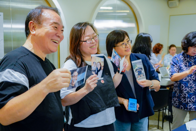 지난 20일 서울 중구 패스트파이브에서 진행된 시니어는 소중해 행사에 참석한 참석자들이 기념촬영을 하고 있다. 사진 제공=SK브로드밴드