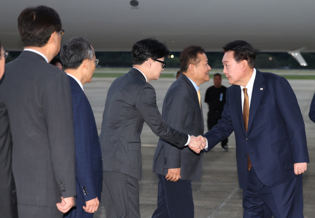 윤석열 대통령이 22일 성남 서울공항에서 체코 공식 방문을 마치고 귀국하며 마중 나온 국민의힘 한동훈 대표와 악수하고 있다. 성남=연합뉴스