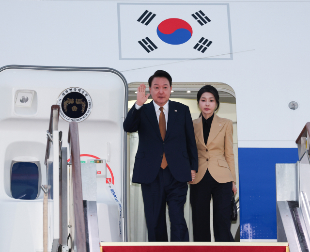 尹, 체코 순방 마치고 귀국…한동훈 대표 등 공항 마중