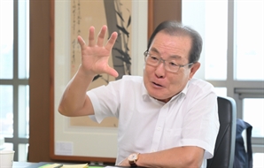 윤동한 "고객 요구보다 한발 앞서가야…곧 美·中 직접 찾아 시장 살필 것"