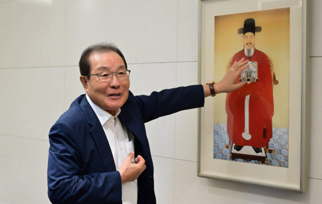 윤동한 한국콜마 회장이 20일 서울 서초구 한국콜마 석오빌딩에 걸린 이순신 장군의 영정을 소개하고 있다. 권욱 기자