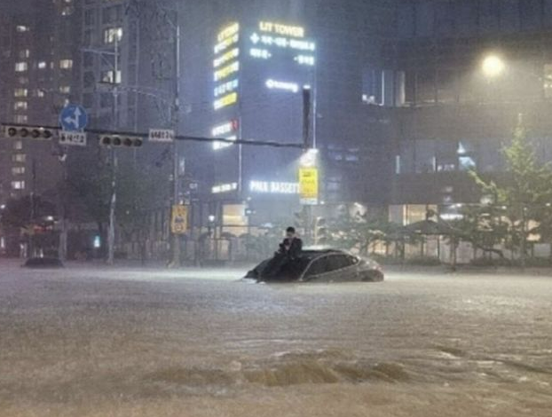 '서초동 제네시스 현자가 옳았다'…극한 호우에 차 위로 올라가 목숨 건진 남성